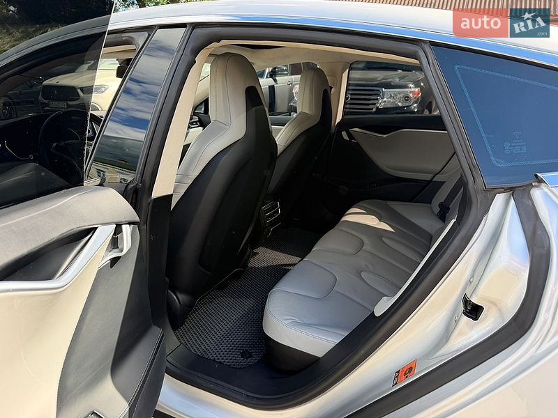 Ліфтбек Tesla Model S 2015 в Києві