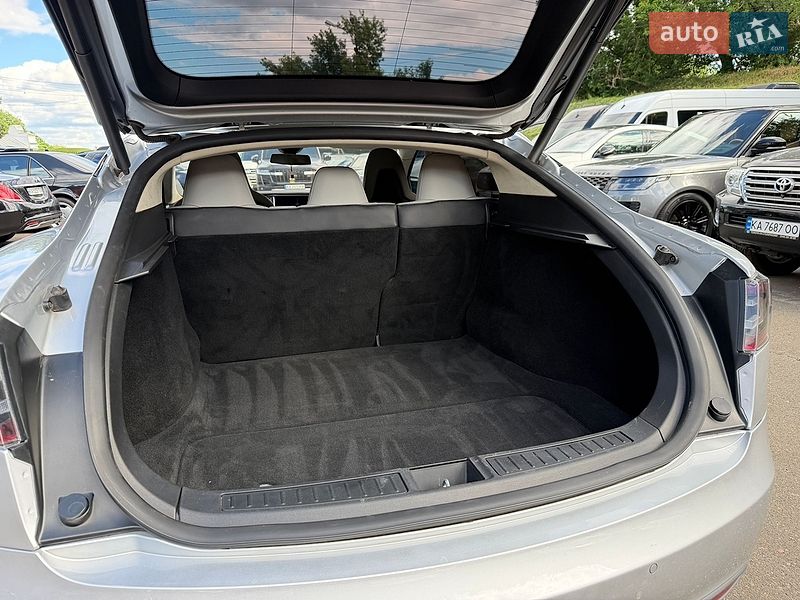 Ліфтбек Tesla Model S 2015 в Києві