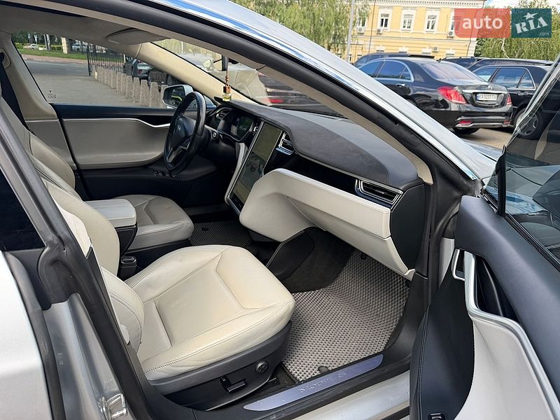 Ліфтбек Tesla Model S 2015 в Києві