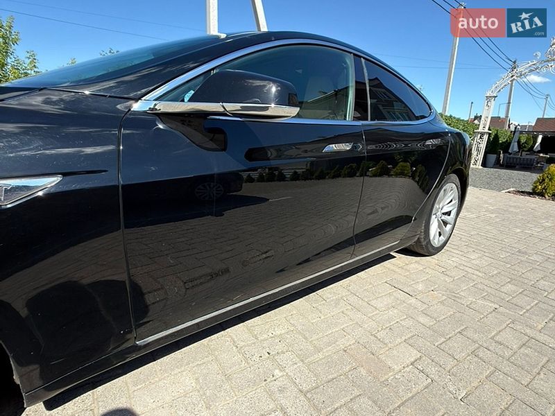 Лифтбек Tesla Model S 2016 в Черновцах
