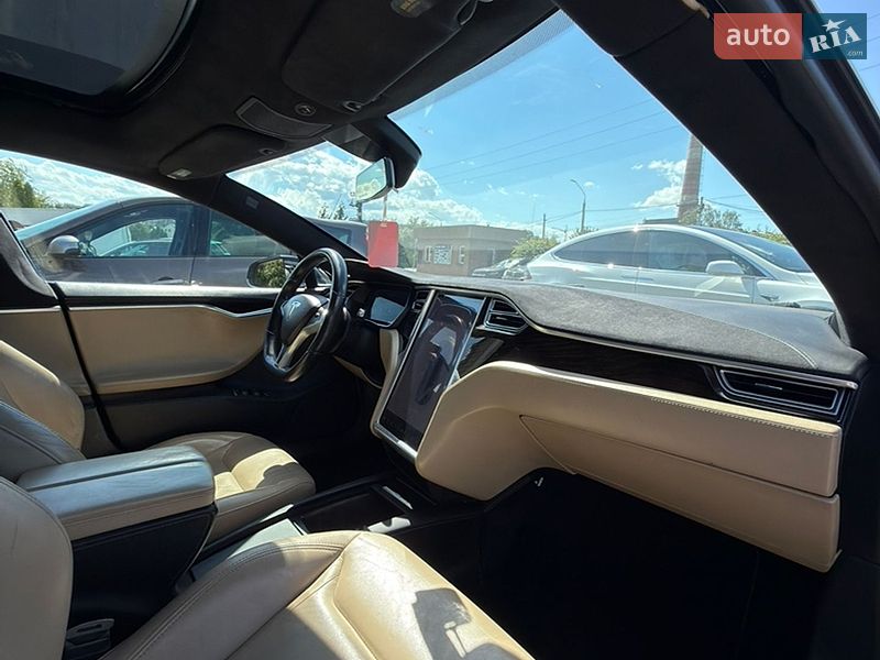 Лифтбек Tesla Model S 2016 в Черновцах