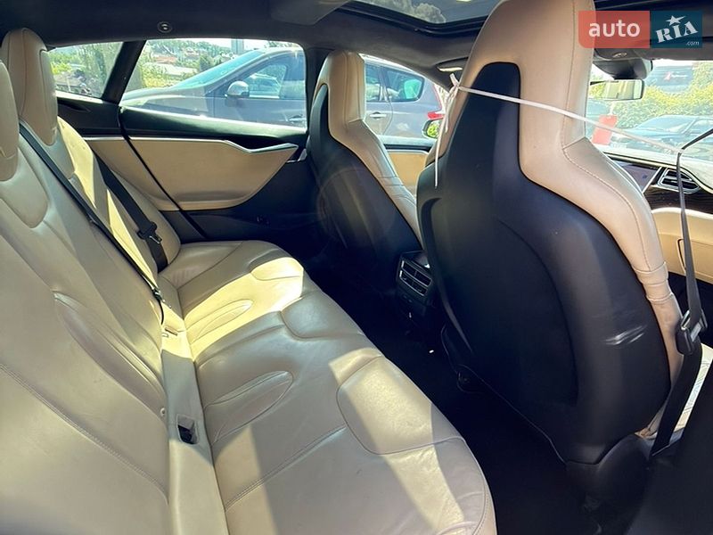 Лифтбек Tesla Model S 2016 в Черновцах