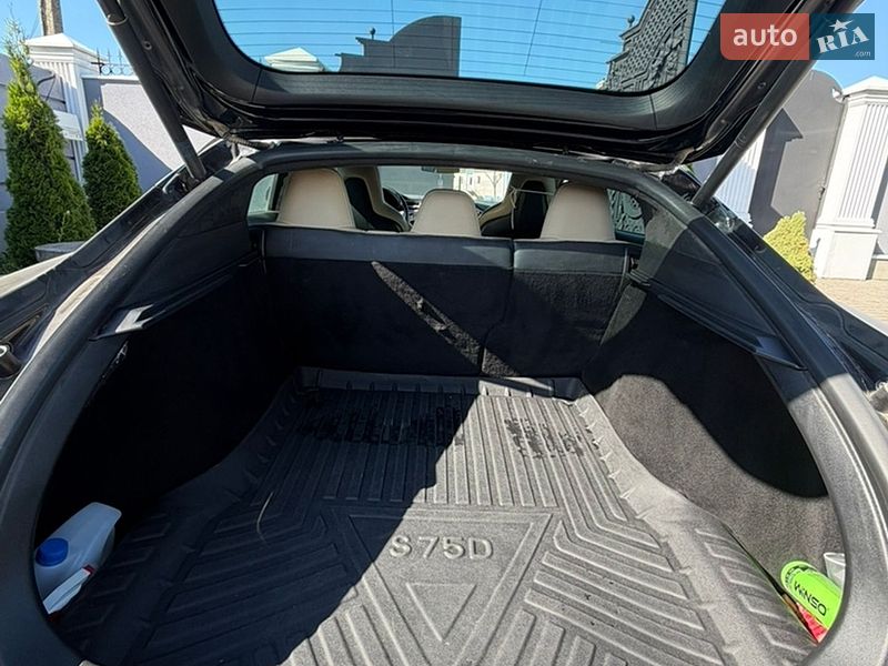 Лифтбек Tesla Model S 2016 в Черновцах