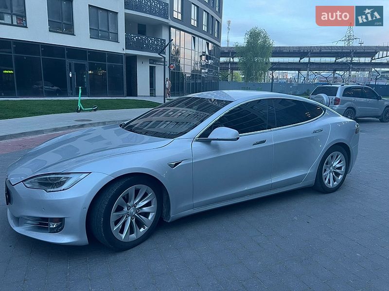 Ліфтбек Tesla Model S 2016 в Львові