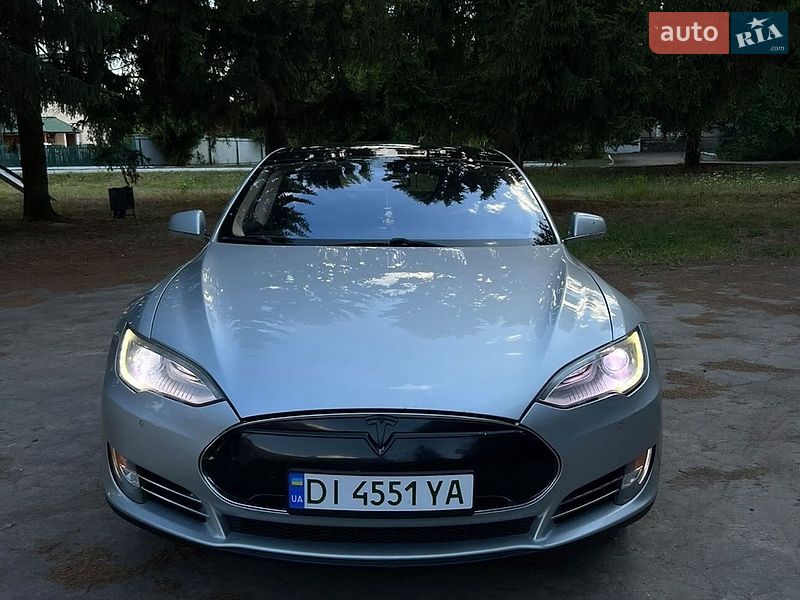 Лифтбек Tesla Model S 2014 в Млинове
