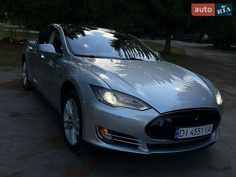 Лифтбек Tesla Model S 2014 в Млинове