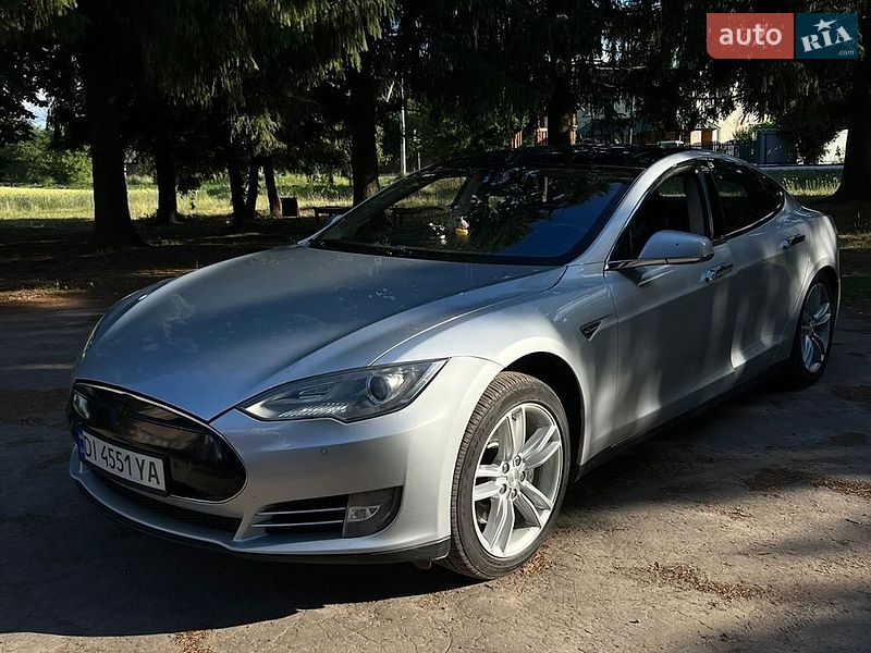 Лифтбек Tesla Model S 2014 в Млинове