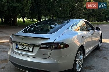 Лифтбек Tesla Model S 2014 в Млинове