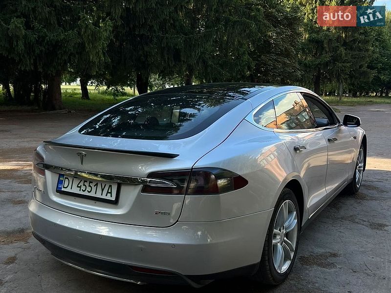 Лифтбек Tesla Model S 2014 в Млинове