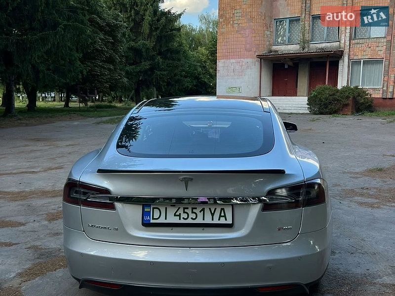 Лифтбек Tesla Model S 2014 в Млинове