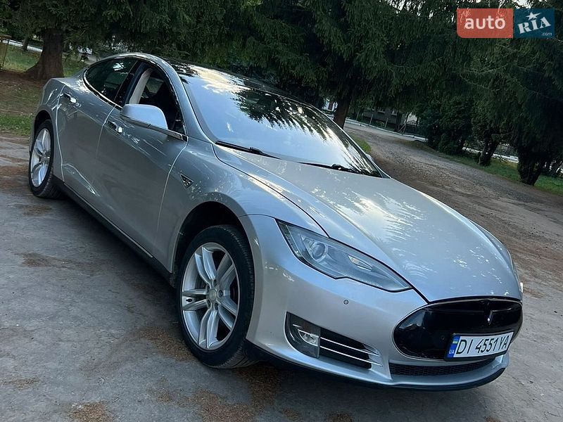 Лифтбек Tesla Model S 2014 в Млинове