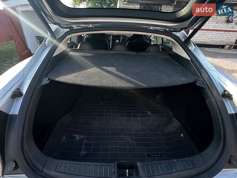 Лифтбек Tesla Model S 2014 в Млинове
