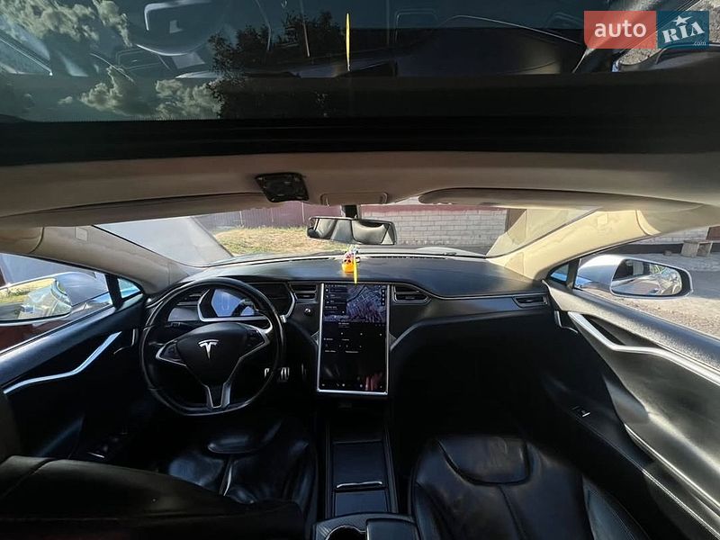 Лифтбек Tesla Model S 2014 в Млинове