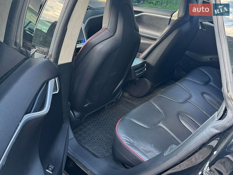 Лифтбек Tesla Model S 2013 в Баре