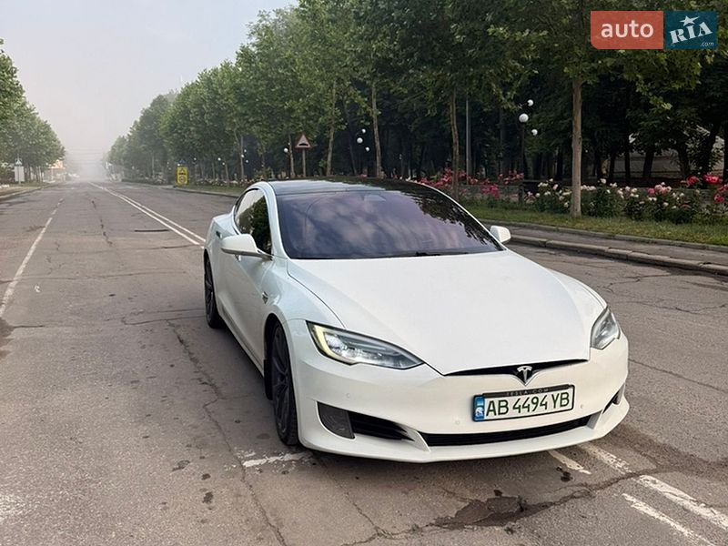 Лифтбек Tesla Model S 2017 в Звенигородке