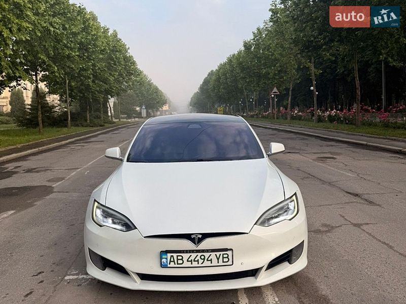 Лифтбек Tesla Model S 2017 в Звенигородке