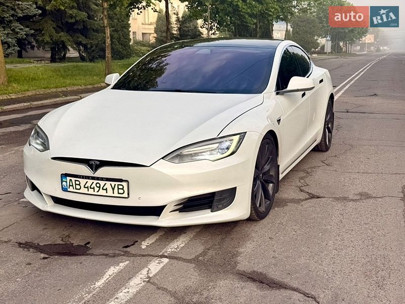 Лифтбек Tesla Model S 2017 в Звенигородке