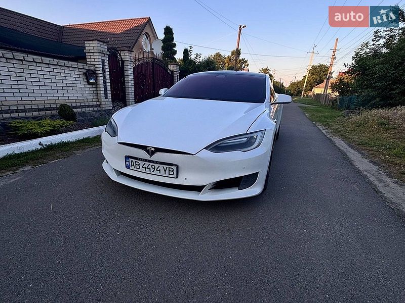 Лифтбек Tesla Model S 2017 в Звенигородке