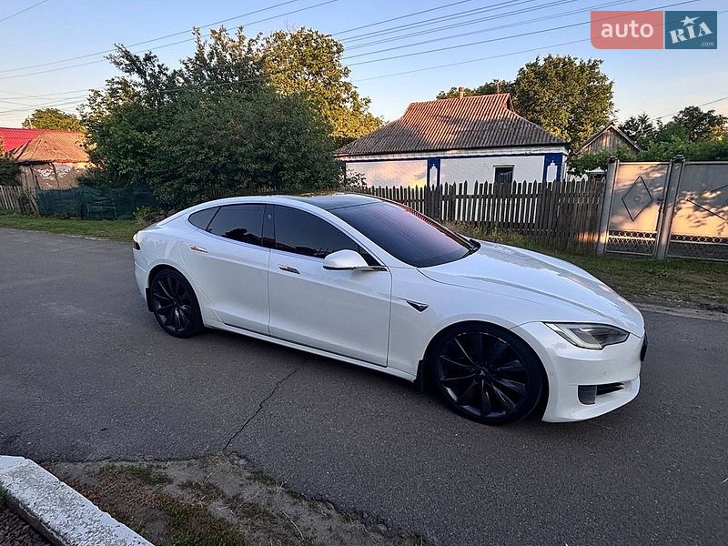 Лифтбек Tesla Model S 2017 в Звенигородке