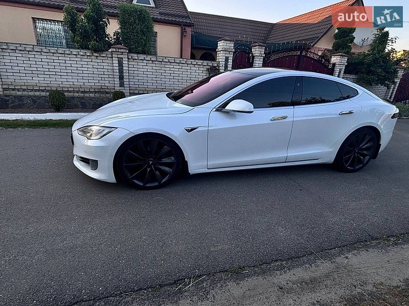 Лифтбек Tesla Model S 2017 в Звенигородке