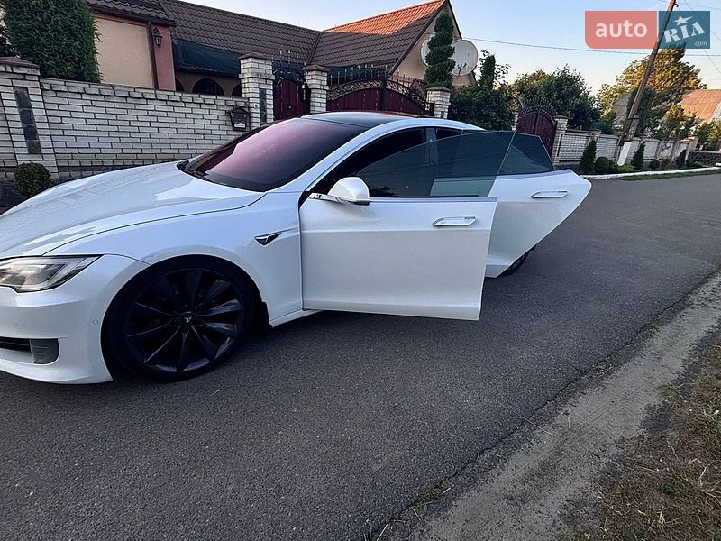 Лифтбек Tesla Model S 2017 в Звенигородке