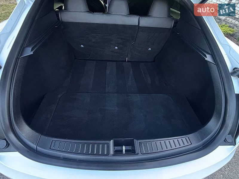 Лифтбек Tesla Model S 2017 в Звенигородке