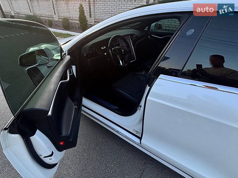 Лифтбек Tesla Model S 2017 в Звенигородке