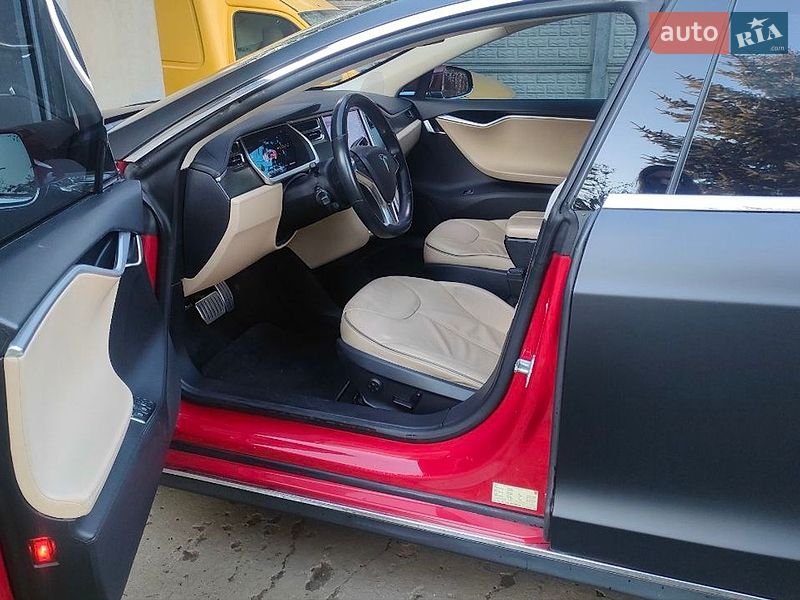 Лифтбек Tesla Model S 2013 в Бучаче