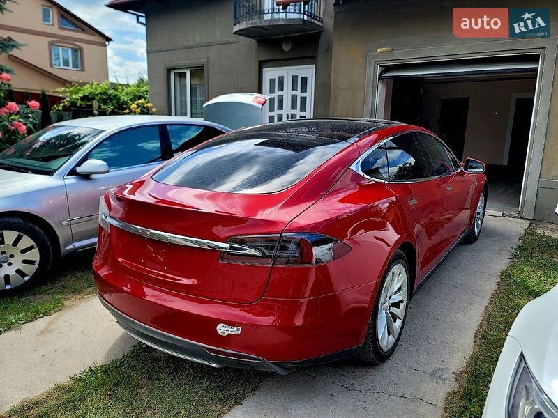 Лифтбек Tesla Model S 2013 в Бучаче