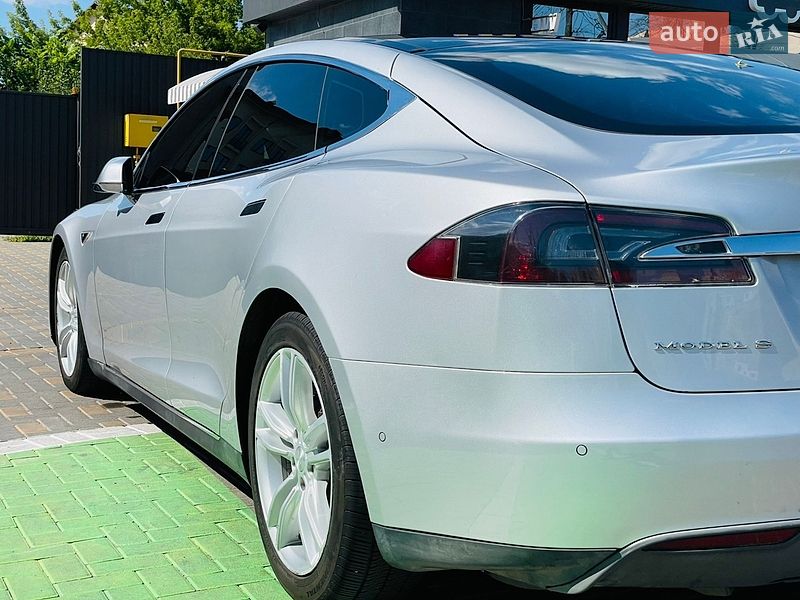 Лифтбек Tesla Model S 2016 в Виннице