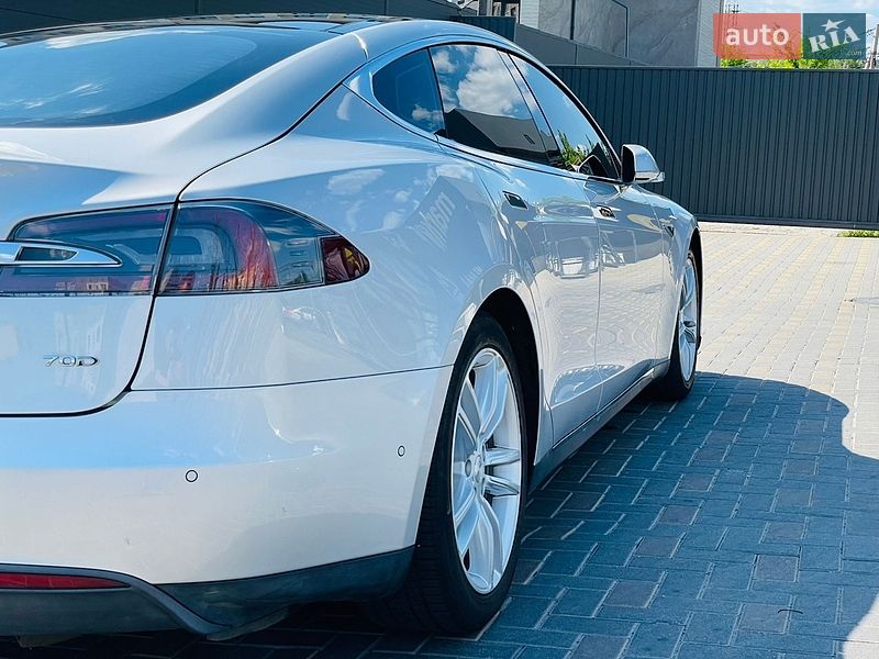 Лифтбек Tesla Model S 2016 в Виннице