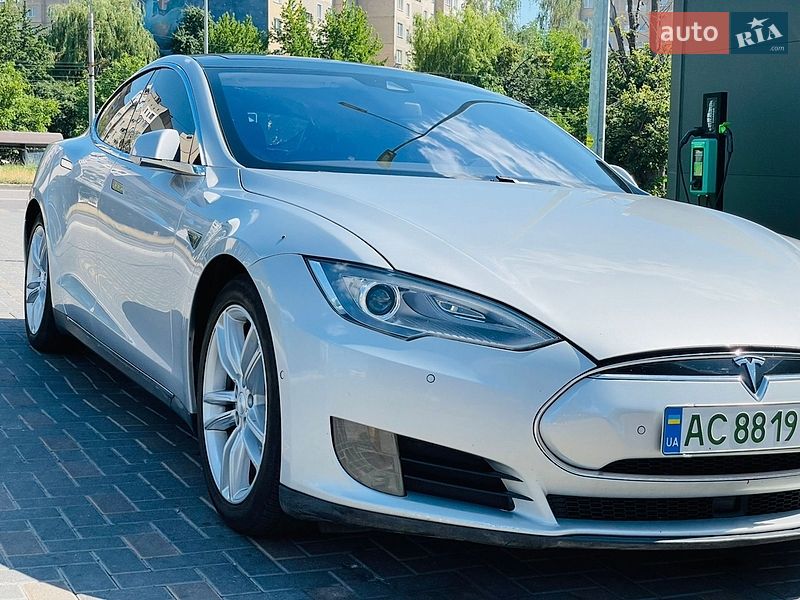 Лифтбек Tesla Model S 2016 в Виннице