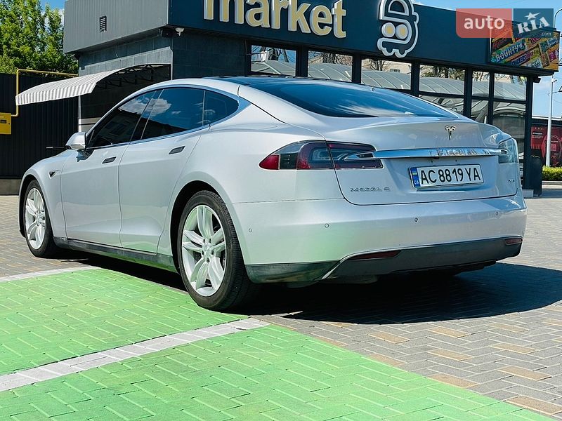 Лифтбек Tesla Model S 2016 в Виннице