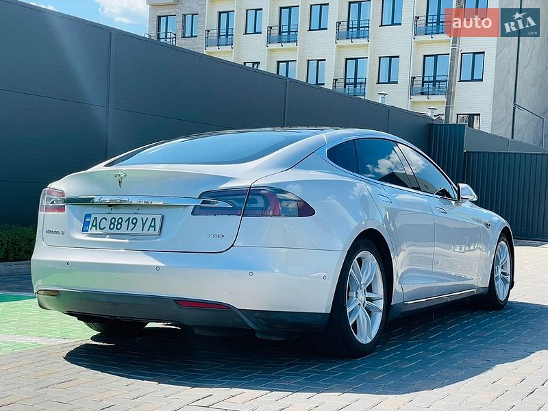 Лифтбек Tesla Model S 2016 в Виннице