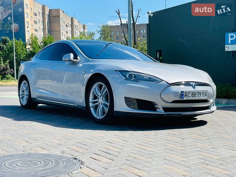 Лифтбек Tesla Model S 2016 в Виннице