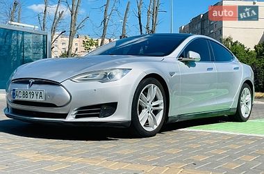 Лифтбек Tesla Model S 2016 в Виннице