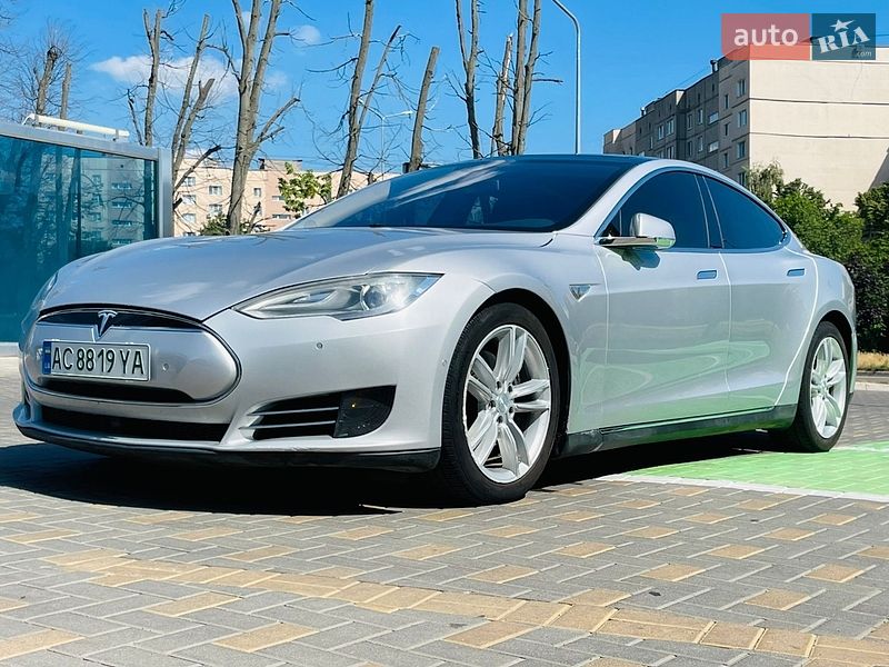 Лифтбек Tesla Model S 2016 в Виннице