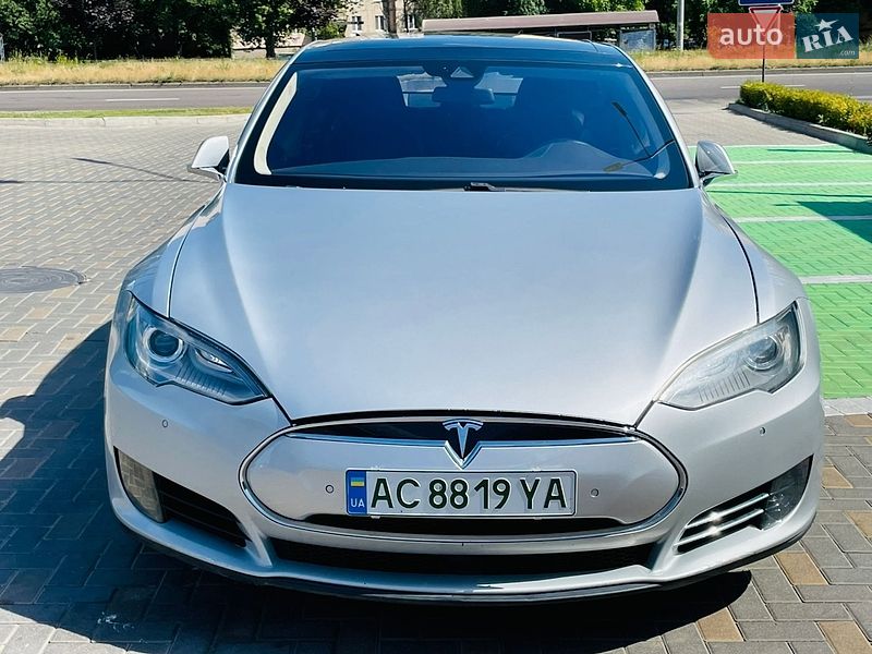 Лифтбек Tesla Model S 2016 в Виннице