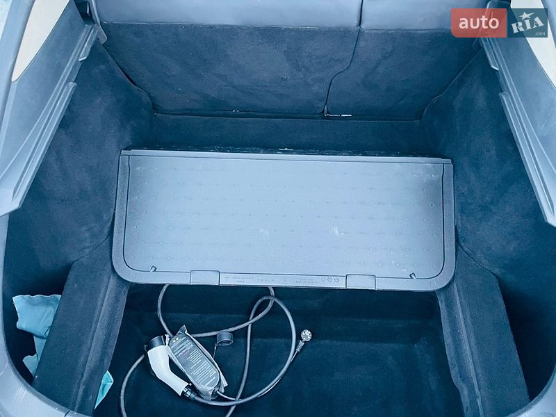 Лифтбек Tesla Model S 2016 в Виннице