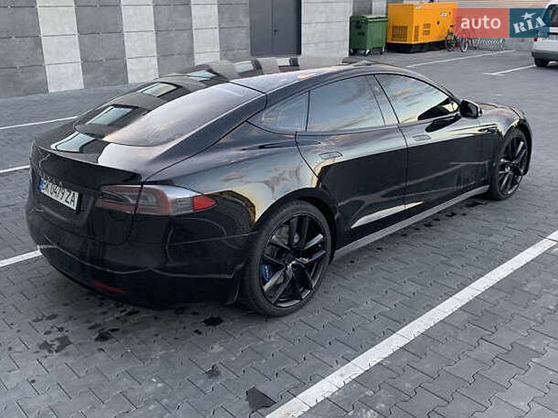 Ліфтбек Tesla Model S 2017 в Львові