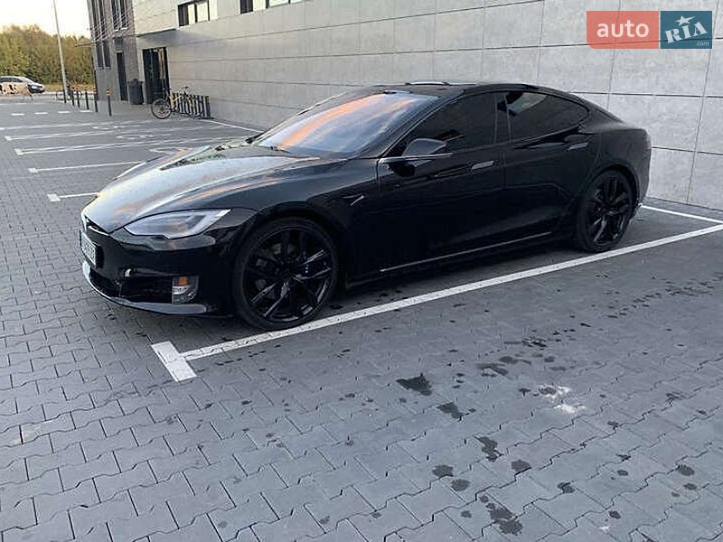 Ліфтбек Tesla Model S 2017 в Львові