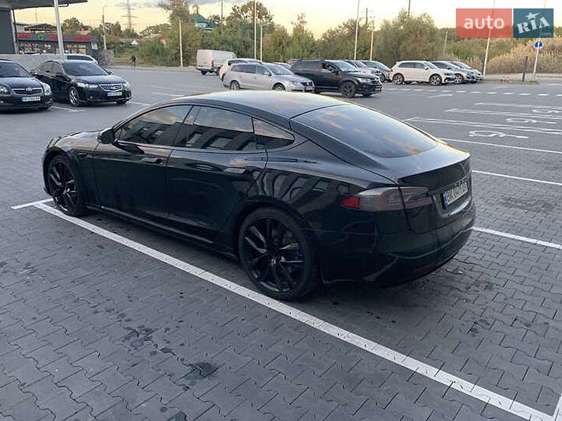 Ліфтбек Tesla Model S 2017 в Львові