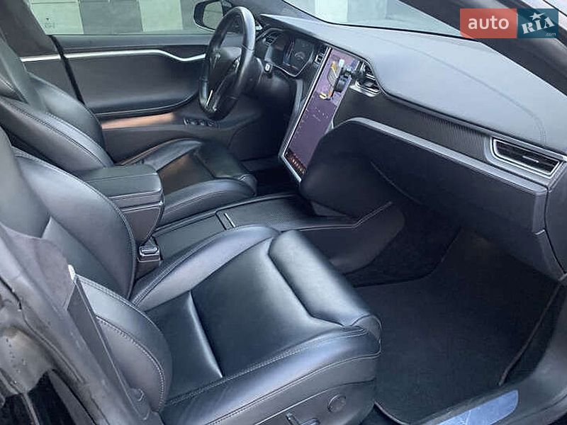 Ліфтбек Tesla Model S 2017 в Львові