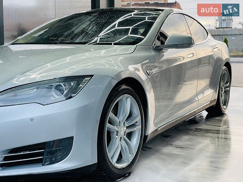 Лифтбек Tesla Model S 2016 в Виннице