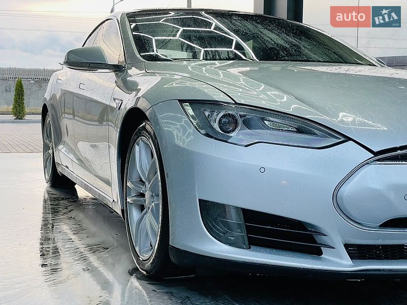 Лифтбек Tesla Model S 2016 в Виннице