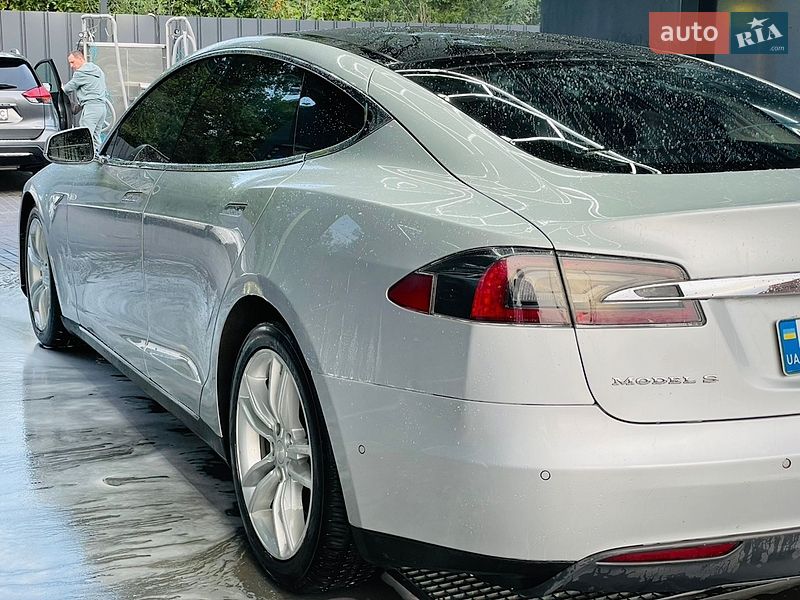 Лифтбек Tesla Model S 2016 в Виннице