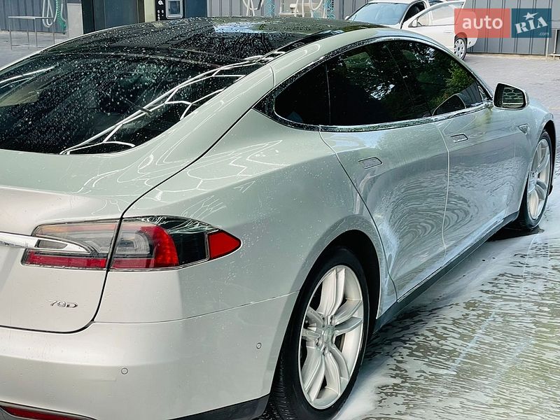 Лифтбек Tesla Model S 2016 в Виннице
