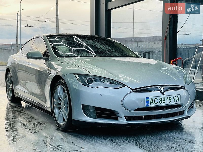 Лифтбек Tesla Model S 2016 в Виннице