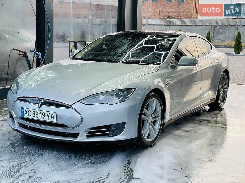 Лифтбек Tesla Model S 2016 в Виннице