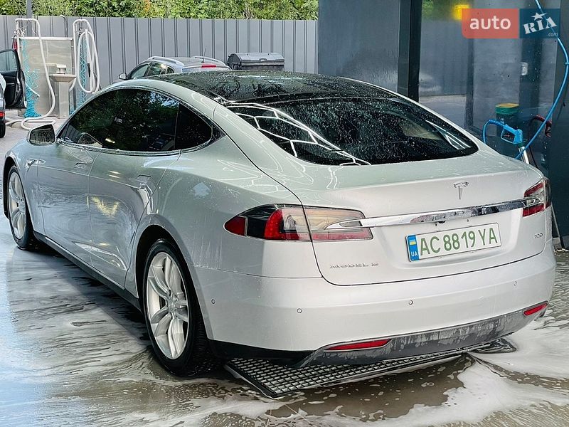 Лифтбек Tesla Model S 2016 в Виннице